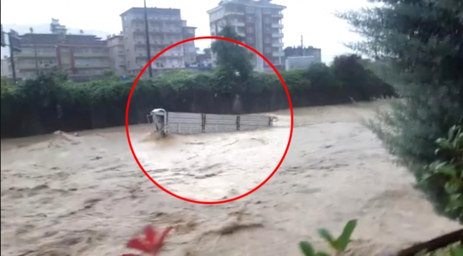 Artvin'de sel nedeniyle dereler taştı yollar kapandı